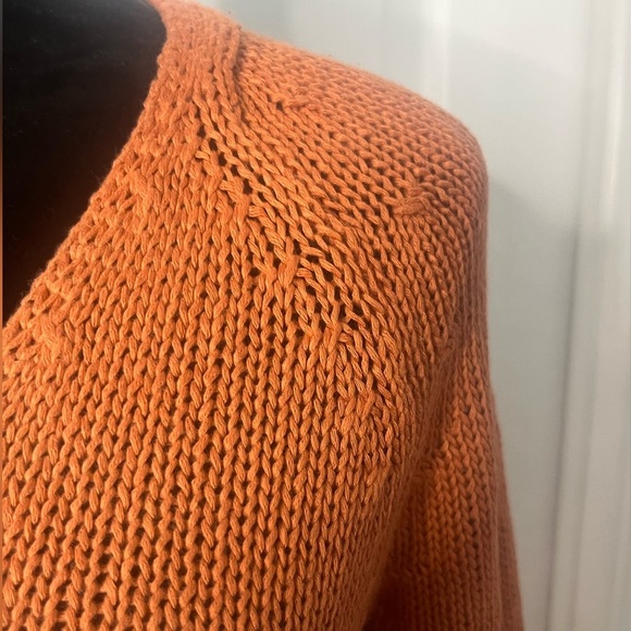 Women’s H&M size XS, v-neck‎ long sleeve apricot colored knit sweater - Picture 4 of 4
